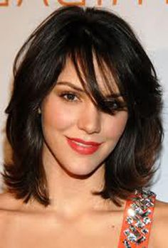 Hairstyles for oval faces in short length wavy styles