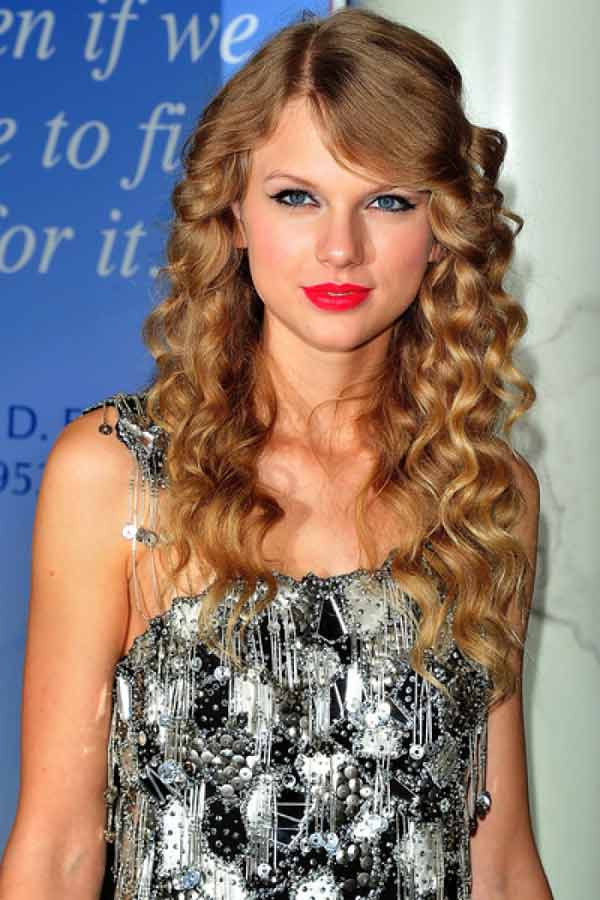 Lovely And Fashionable Hair Styles For Long Curly Hair