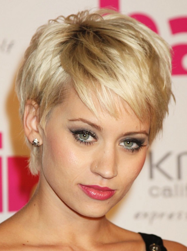 stylish short hairstyle for oval faces