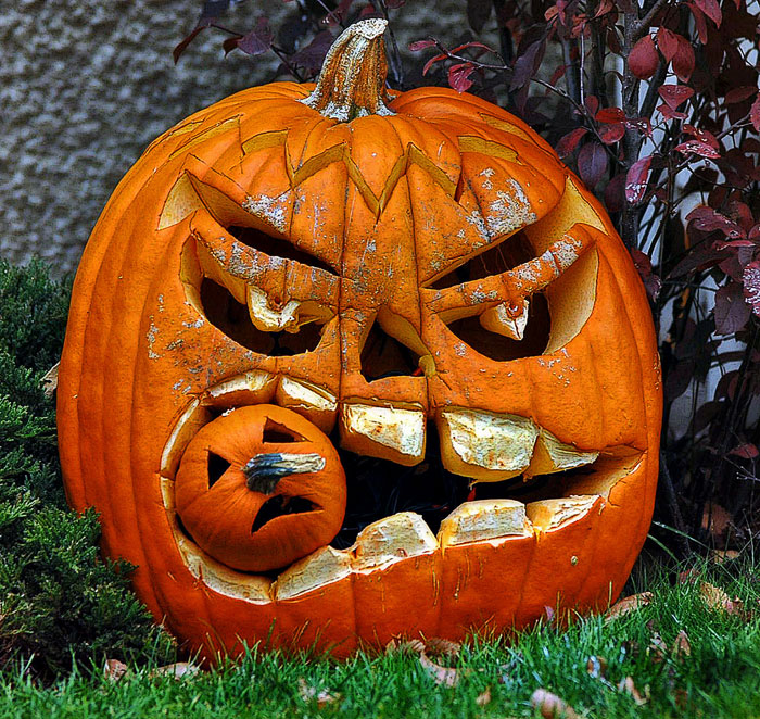 Cool Outdoor Halloween Decorating Ideas