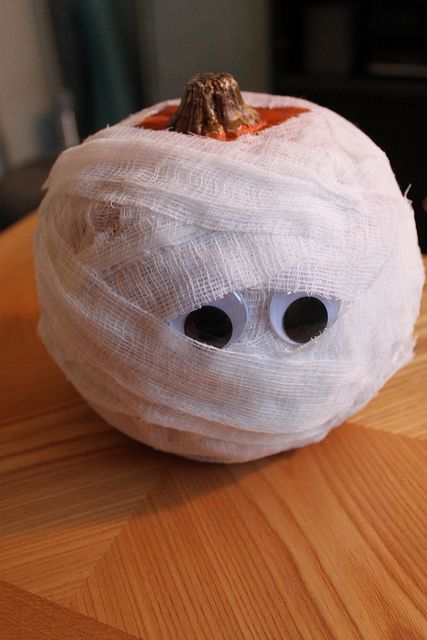 DIY Mummy Pumpkins For Halloween Decor