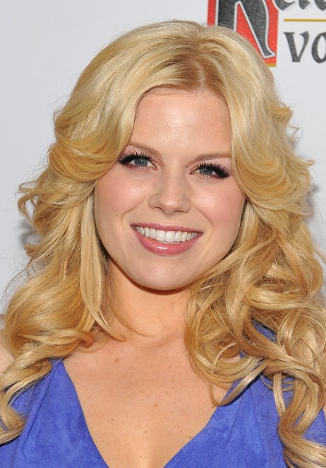 Megan-Hilty-Long-Blonde-Loose-Curly-Hairstyle