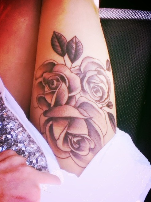 Rose-tattoos-on-thigh