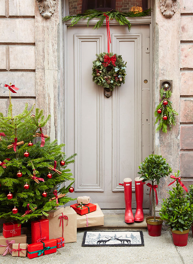 2-christmas-door-decorating-idea
