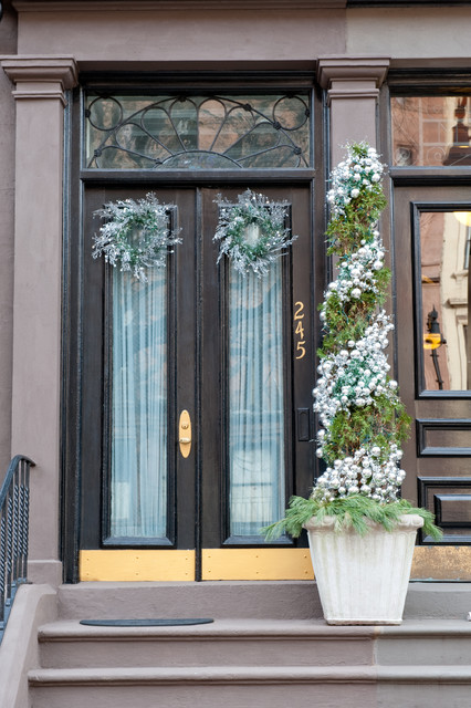 -Great-Christmas-Front-Door-Decorating-Ideas-.