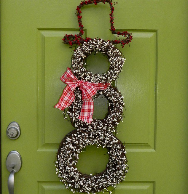 decoration-ideas-creative-green-front-door-decoration-with-snowman-form-and-pretty-ribbon-surprising-front-door-christmas-decorating-ideas-634x655