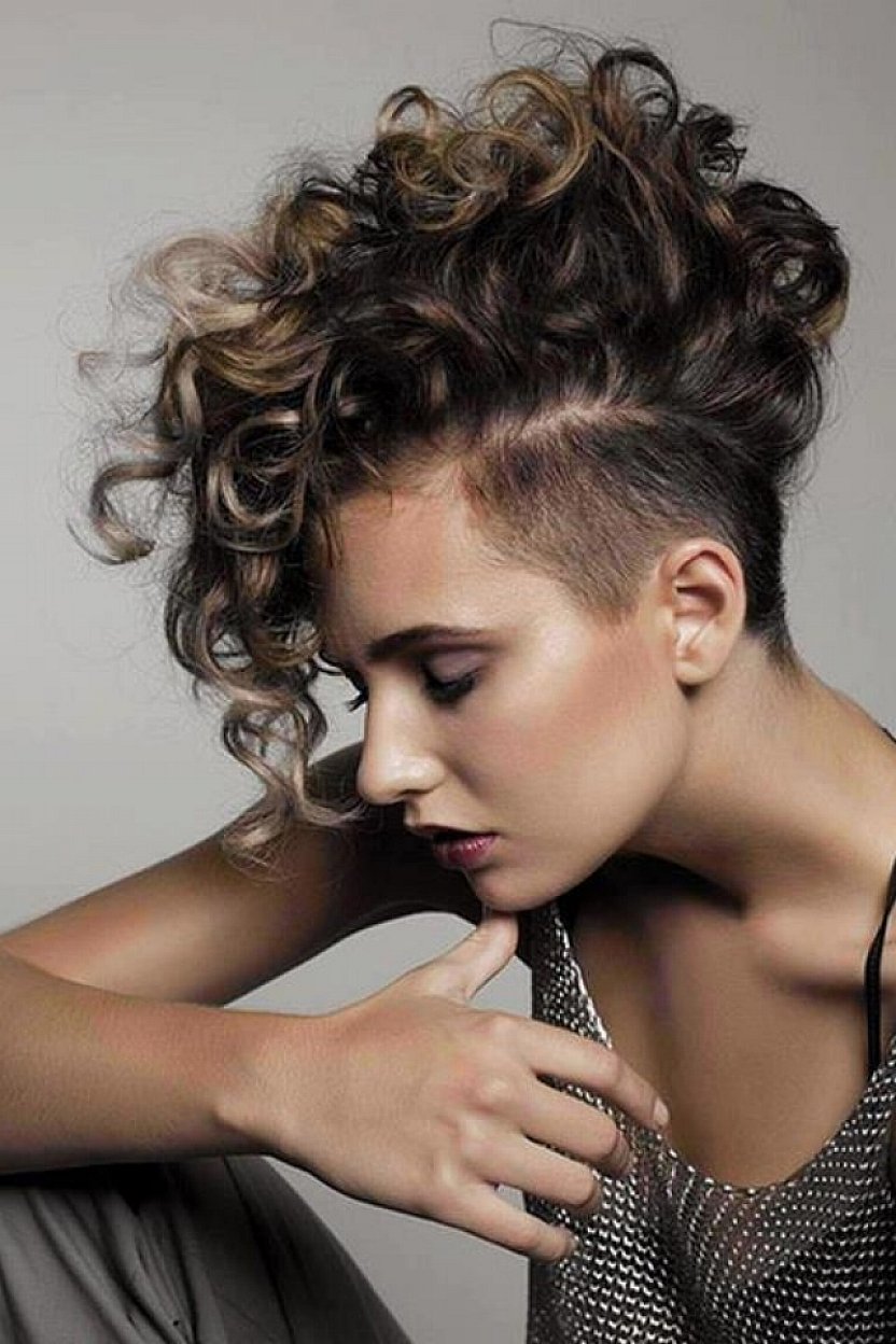 Short Hairstyles For Women With Curly Hair ...