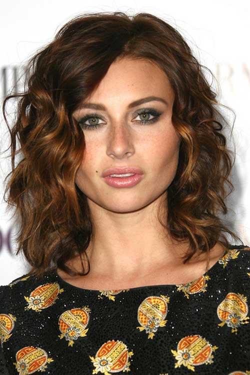 Short to Medium Curly Hairstyle for Women