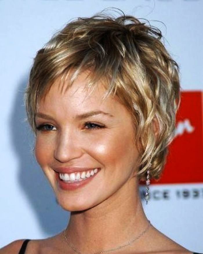 short to medium hairstyles for thick wavy hair
