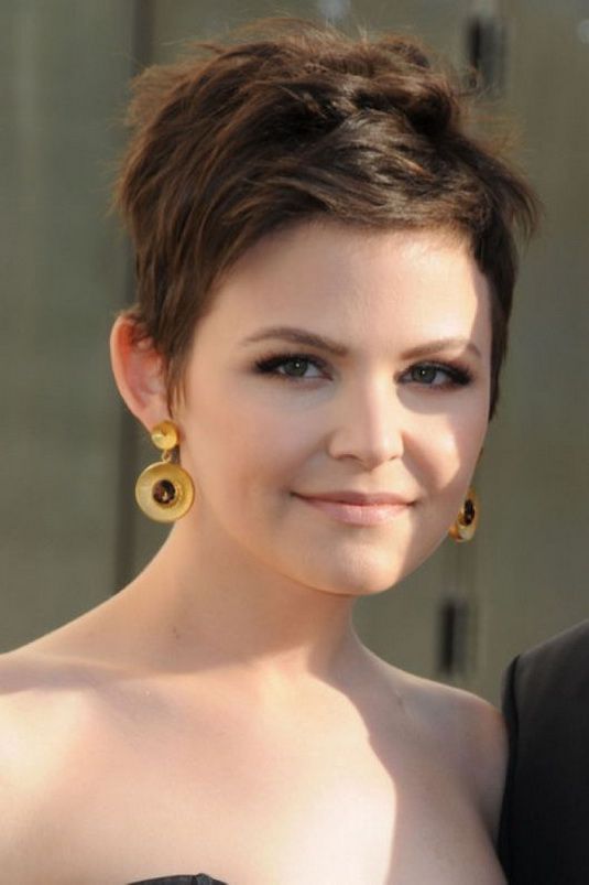 Trendy Short Hairstyles for Round Face Women