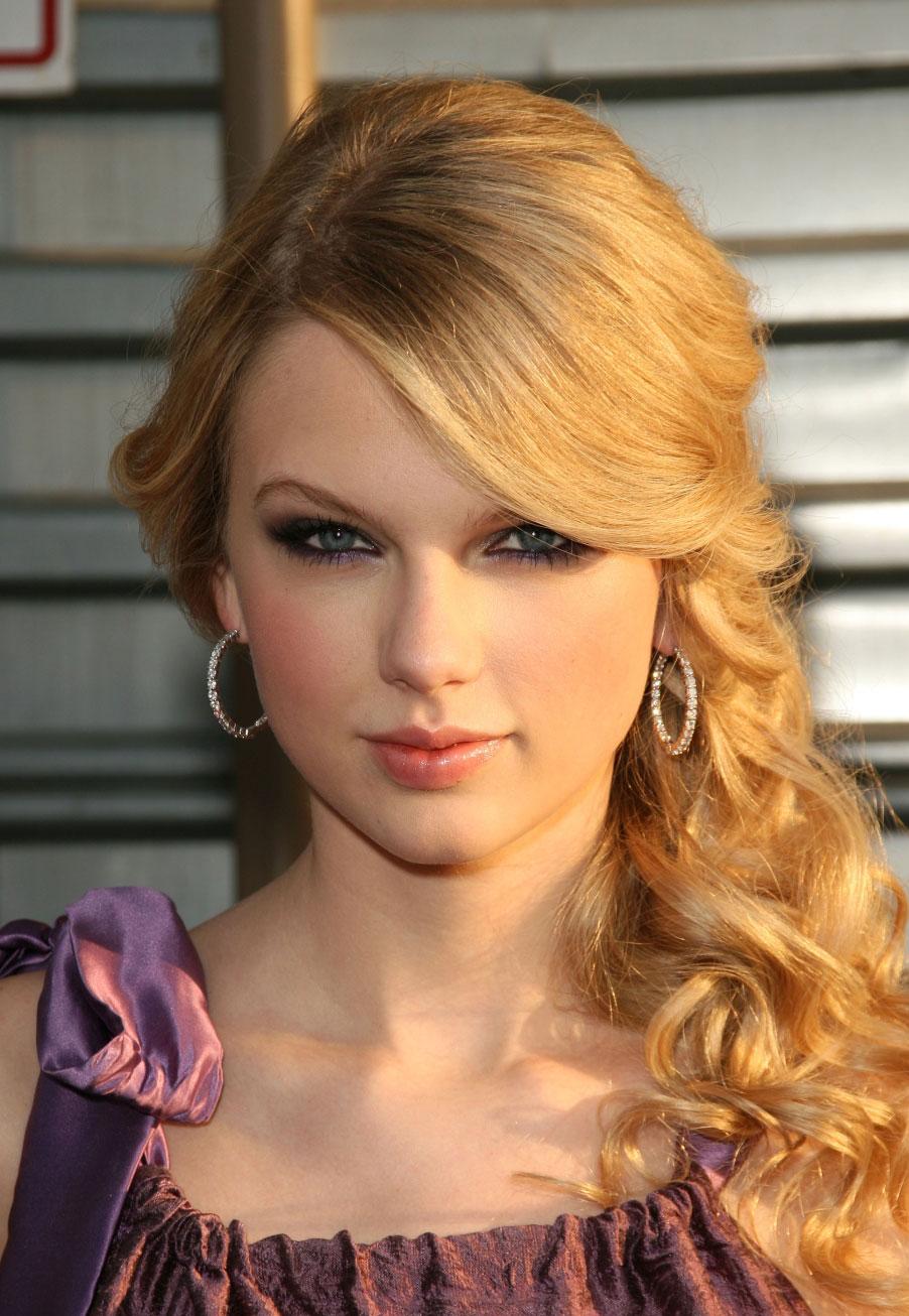 Taylor Swift Prom Hairstyle