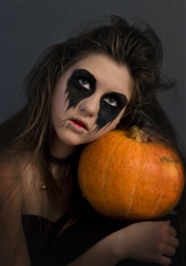 ute and spooky Halloween makeup