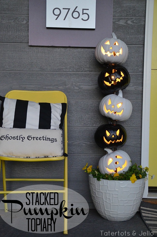 10 Easy Black and White Halloween Topiary