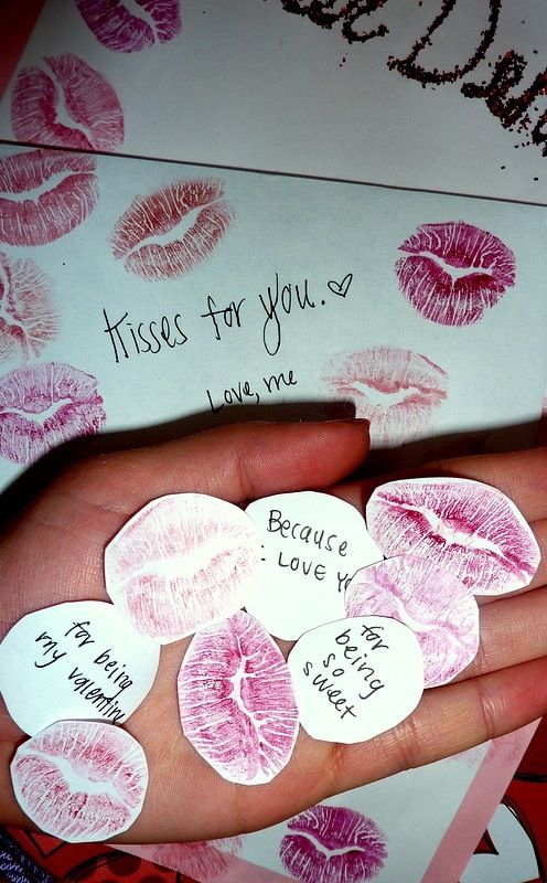 22-lipstick-kiss-marks-with-sweet-notes-on-the-back