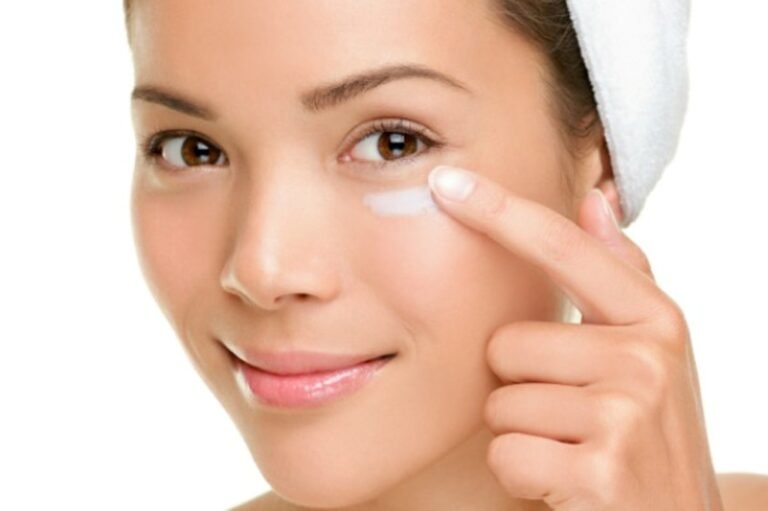 7 Ways to Protect the Eye Area From Signs of Aging